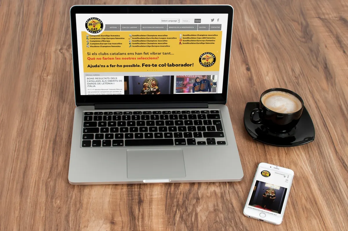 Web de Seleccions.cat mostrada en un portátil y un teléfono